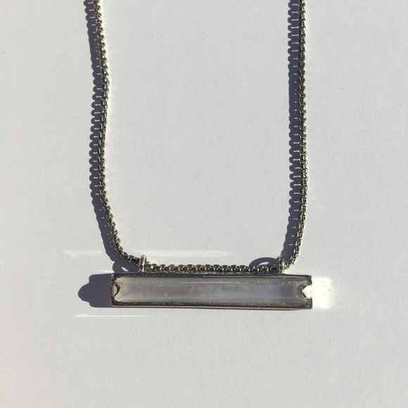 Kendra Scott LEANOR Bar Pendant Necklace Gold - Picture 4 of 11